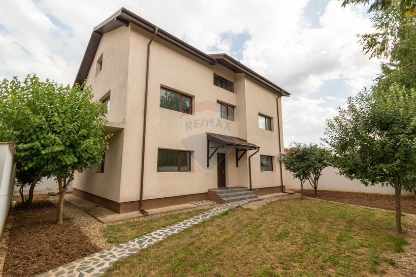 Casa / Vila spatioasa P+1+M de vanzare zona Padurea Cernica