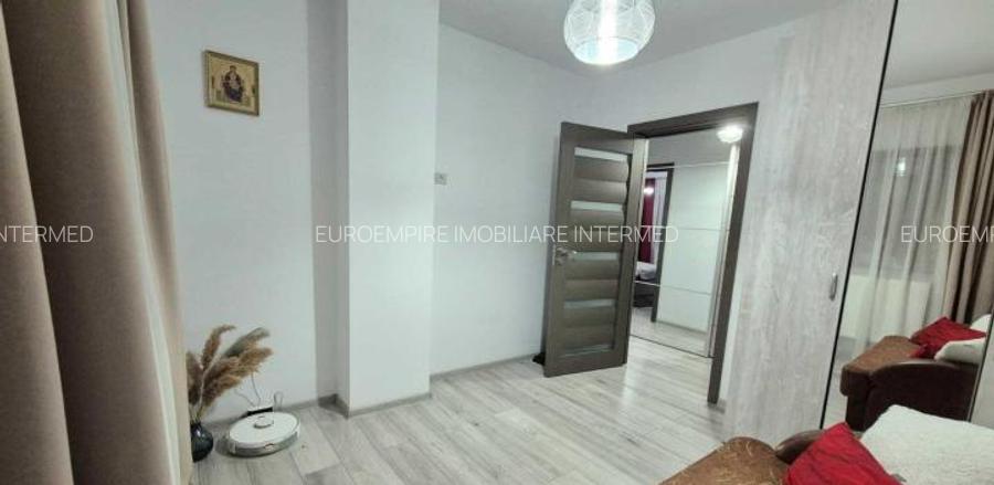 Apartament de vânzare cu 3 camere, zona Far - 5