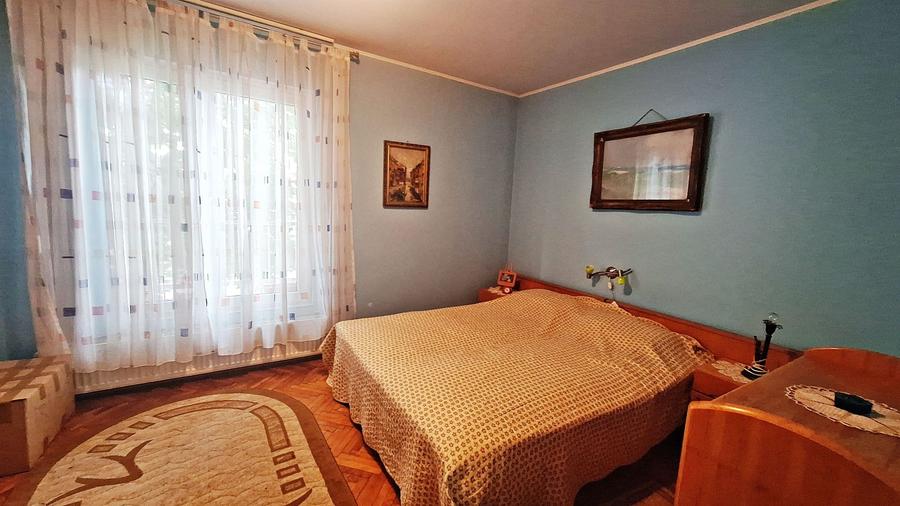 Piata Astra, apartament 2 camere la etajul 1, liber, 93000 euro neg