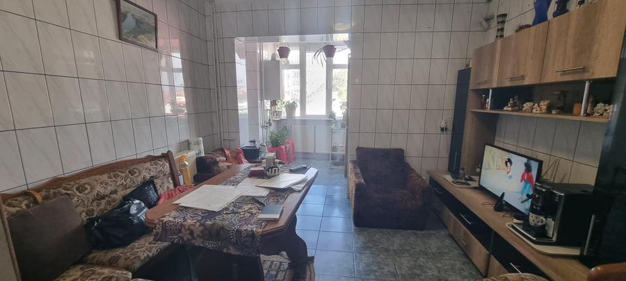 Vand apartament 4 cam. ,Topoloveni, etaj 1, ultracentral, langa Profi