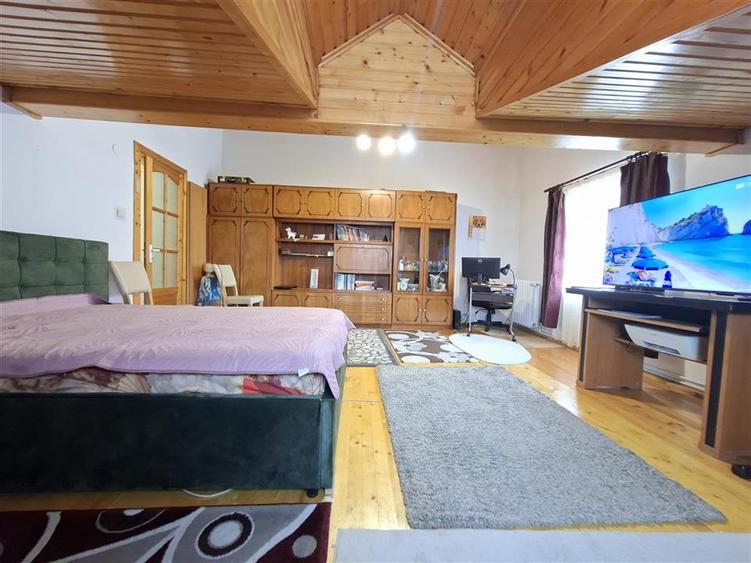 Apartament 3 camere la casa curte pivnita parcare zona Centrala