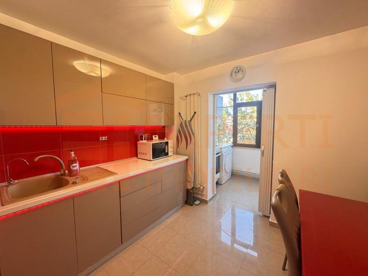 Apartament 3 camere decomandat, renovat integral, de vânzare în KM 5 – Constanța