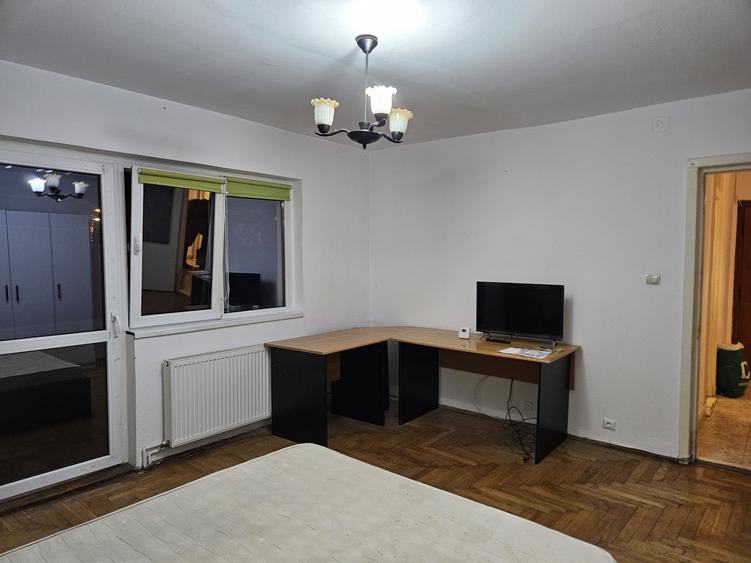 De inchiriat apartament cu trei camere , decomandat cu centrala proprie , etaj 1