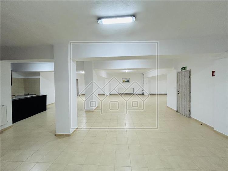 Spatiu comercial, 876 mp utili,  10 parcari, Piata Cluj