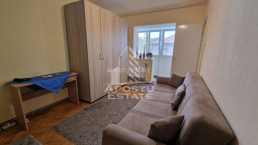 Apartament de vanzare cu 3 camere, centrala proprie, zona Dacia - 3