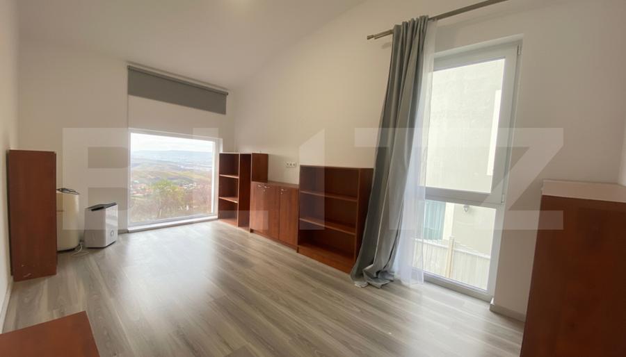 Casa pe calcan cu priveliste superba si compartimentare deosebita.