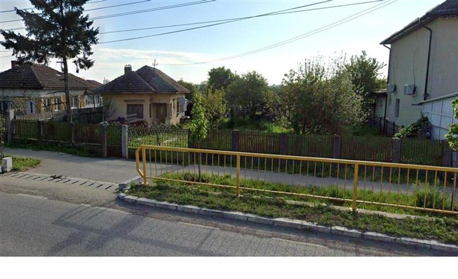 Teren stradal cu casa veche in Podari - toate utilitatile