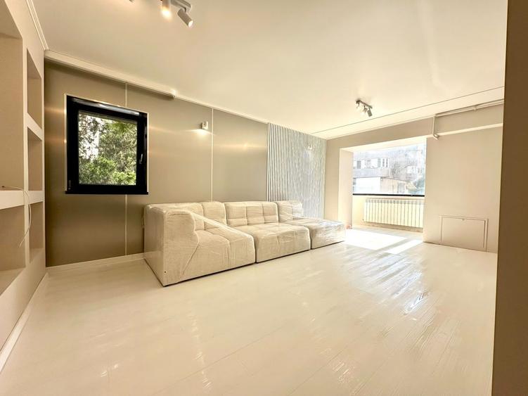 STADION, 3 CAMERE, 77 MP ,LIBER, PRET 225000 EURO