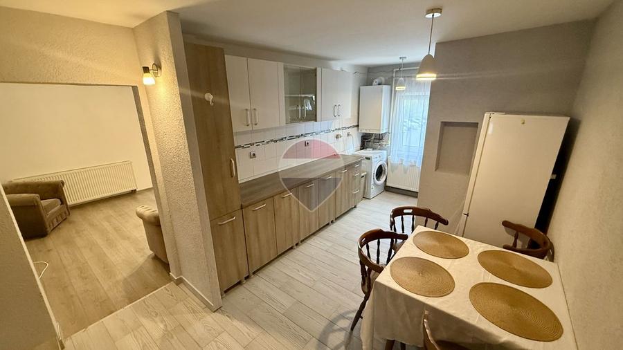 Apartament cu 3 camere de închiriat