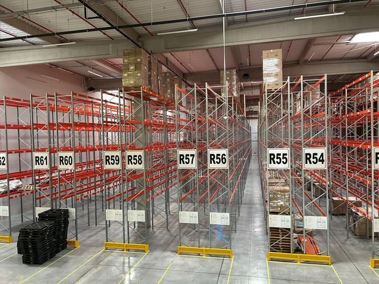 Spațiu cu rafturi pentru Logistică/Depozitare