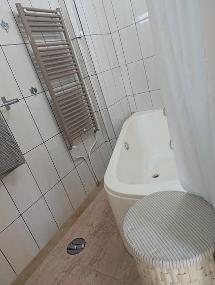 Casa Domenii Herăstrău, 4 camere, 2 băi, curte proprie.