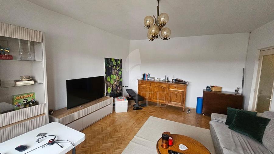 Apartament 3 camere în zona Calea Floresti