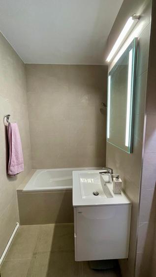 Apartament 3 camere, decomandat, zonă ultracentrală, bloc Mobilux, etaj 1