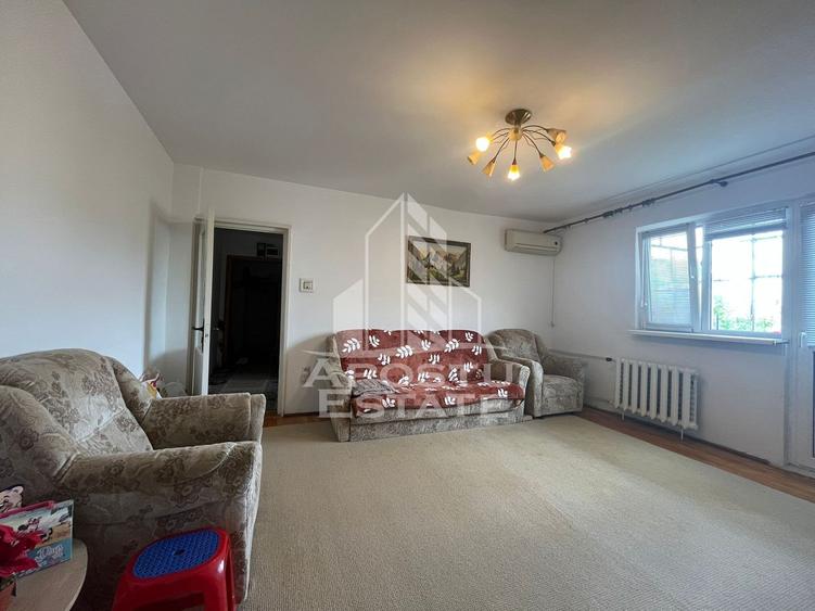 Apartament cu 2 camere, semidecomandat, etaj intermediar, Dambovita