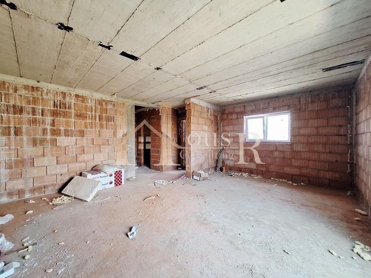 Duplex pe parter. Dormitor cu baie proprie.