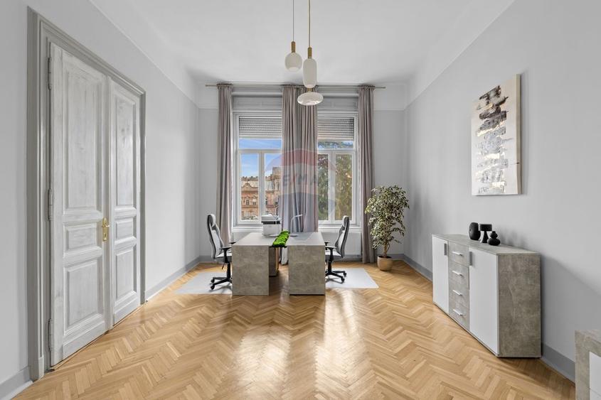 Birou ultracentral în clădire istorică (Palatul Nádasdy)
