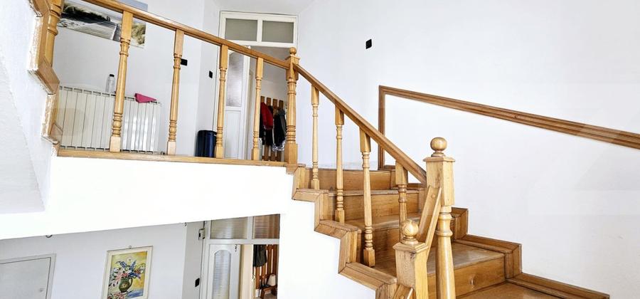 Casă, de vanzare, cu 6 camere, 300 mp, zona semicentrala