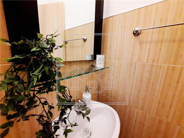 Apartament cu 3 camere, 2 bai, balcon, zona Strand