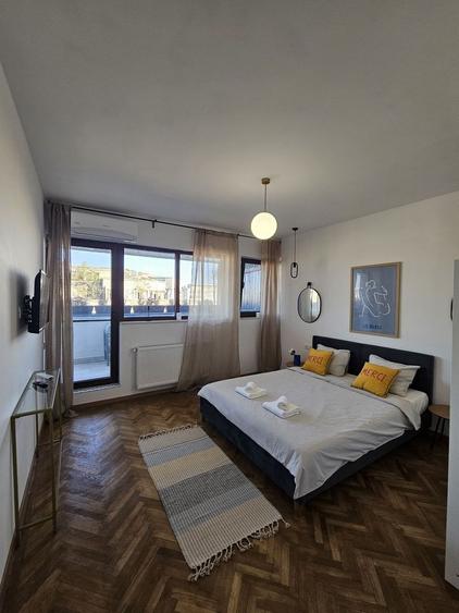 Apartament 4 camere ultracentral, renovat si mobilat, terasă spațioasă.