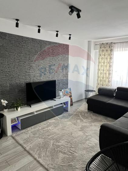 Apartament cu 3 decomandat de vânzare pe Calea Bucuresti 63 mp+balcon