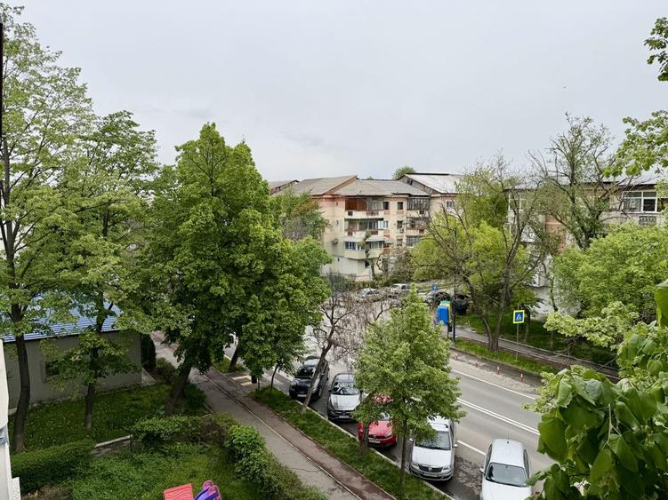 Apartament cu 4 camere de vânzare pe Strada Longinescu
