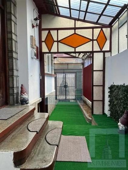 Casa singur in curte - zona Schei