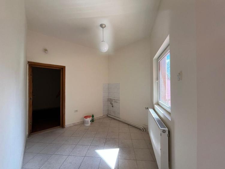 Spatiu Comercial | 4 Locuri de parcare.