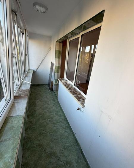 Apartament cu 4 camere de 81 mp, de renovat, în bloc reabilitat