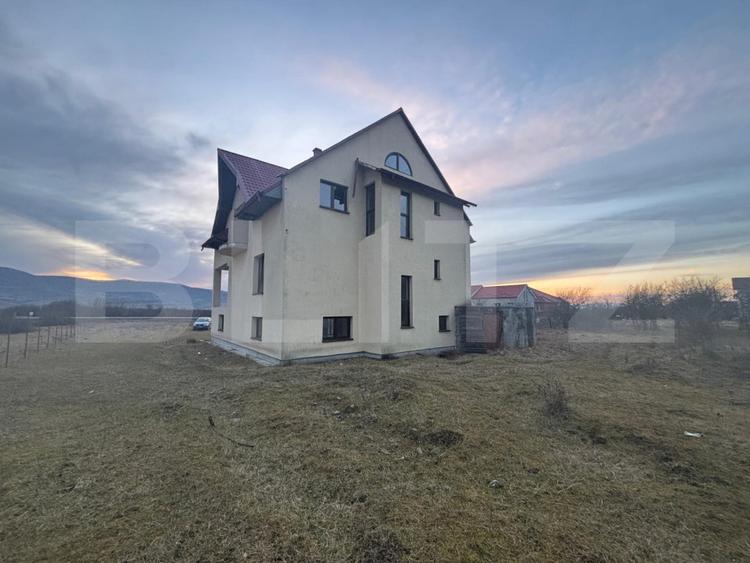 Casa de vanzare, cu 5 camere, 460 mp+teren 5800 mp, 10 km de Bistrita
