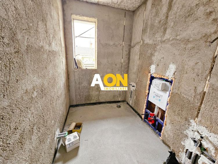 Apartament cu 3 camere, 2 bai, curte proprie, parcare si boxa 40 mp