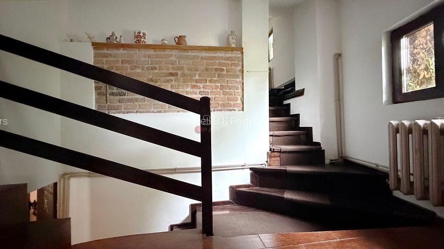 Casa saseasca traditionala La asfalt Curte generoasa
