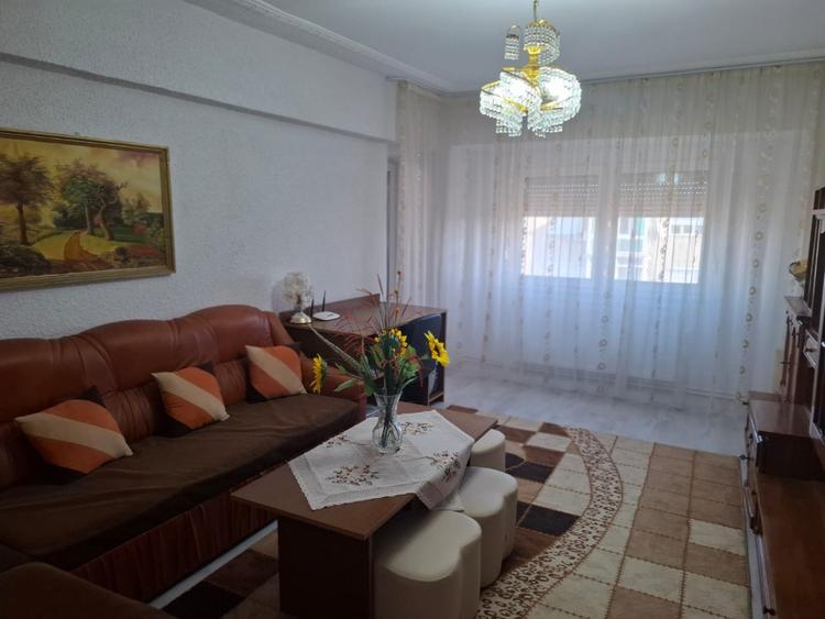 Apartament 4 camere  decomandate cu vedere pe doua parti in Nadlac