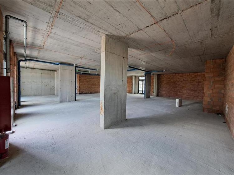 Spatiu comercial, 211 mp utili, situat in cartierul Intre Lacuri!