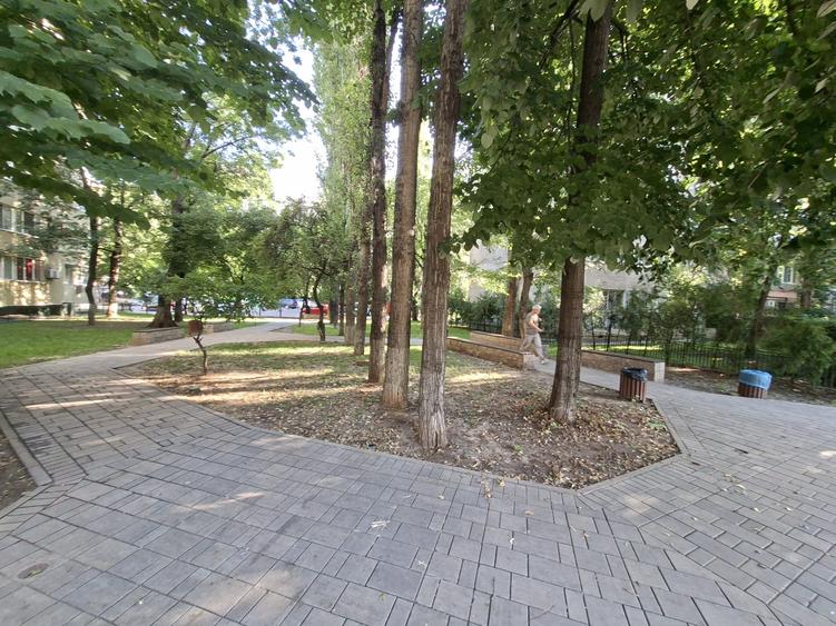 Gorjului Metrou in fata blocului Garsoniera Moderna