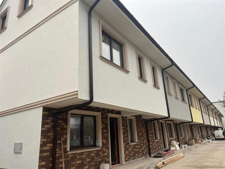 Casa in complex de case insiruite cu 5 camere