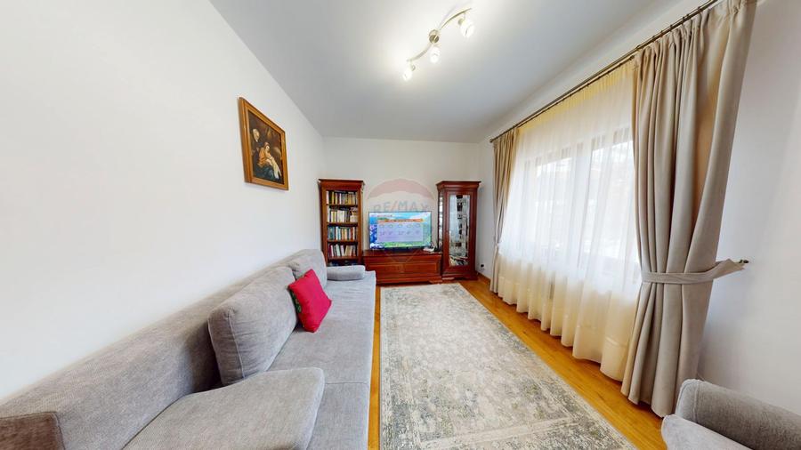 Casă / Vilă de Lux cu 5 camere de vânzare