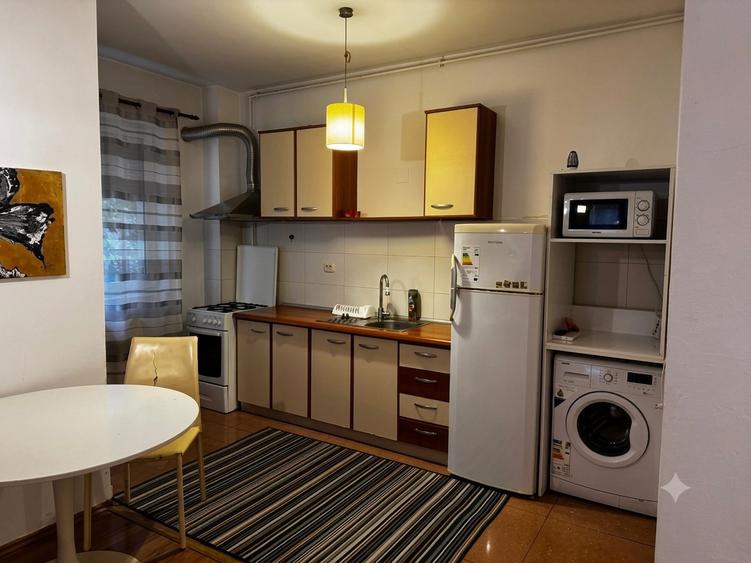 Apartament de 2 camere, semidecomandat, 53mp + terasa, zona Andrei Mureșanu
