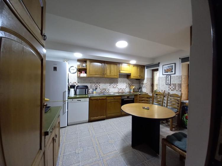 Apartament central la demisol înalt