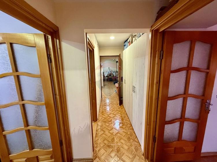 Apartament cu 4 camere de vânzare pe Strada Longinescu