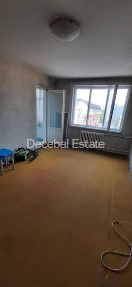 Metrou Titan 3 camere decomandat etaj intermediar bloc reabilitat