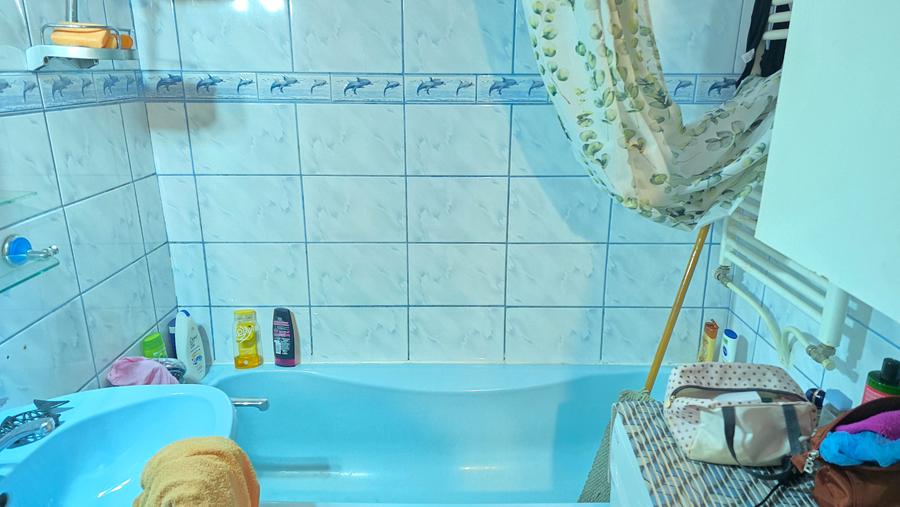 Vand apartament 3 camere semidecomandat in Deva, zona Micro 15, etaj 3,