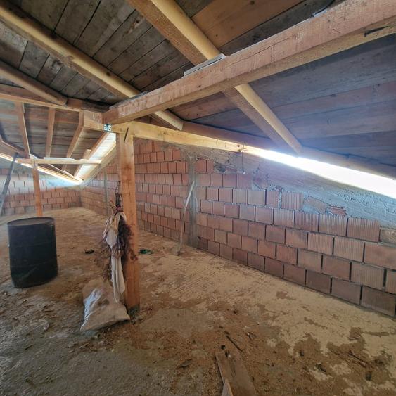 Se vinde casa la rosu, sat Malaiesti jud. Prahova , pret 72000 euro negociabil.