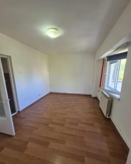Apartament cu 1 camera decomandat, etajul 3/8, zona Cug