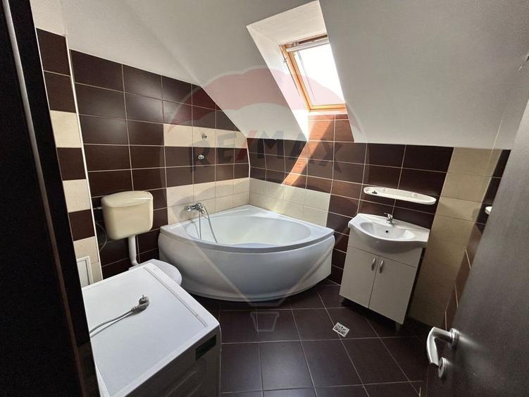 Apartament cu 3 camere de închiriat intr-un bloc cu parcare si curte