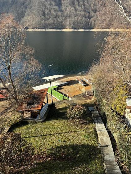 Casa de vacanta pe malul Lacului Tarnita, 650 m2 teren