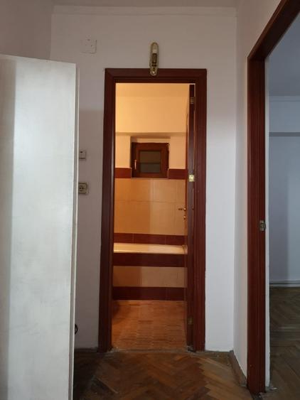 Apartament spațios cu 4 camere, decomandat – Piața Centrală / Parcul Central