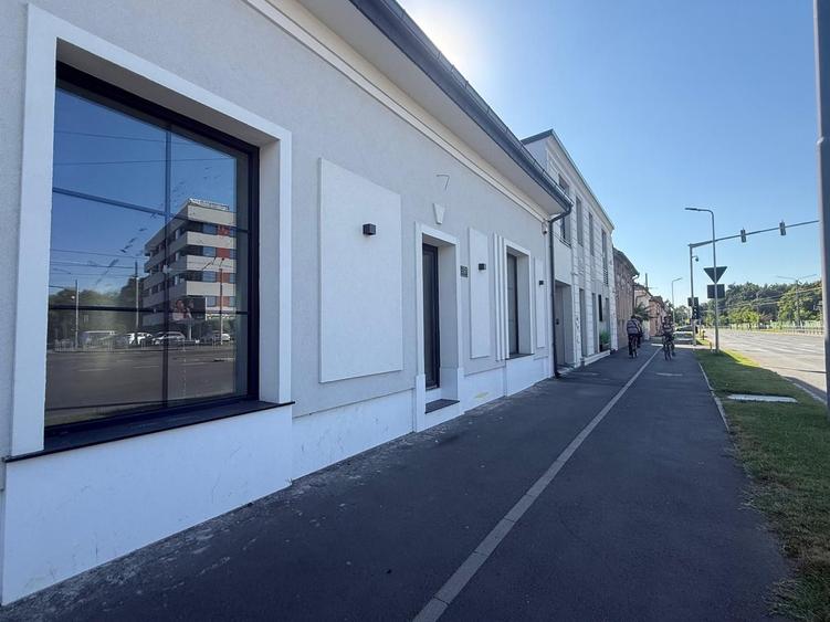 Spațiu comercial 84 mp de închiriat – Zona Cetății | 4 locuri parcare |