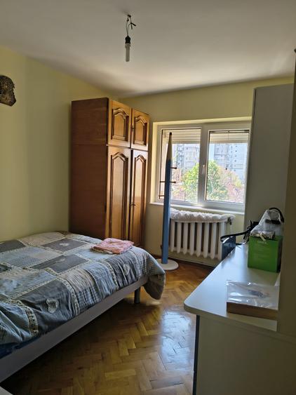 Apartament cu 3 camere Zona centrala Str. Bucegi Liceul de Arte etaj 3 , 2 balc