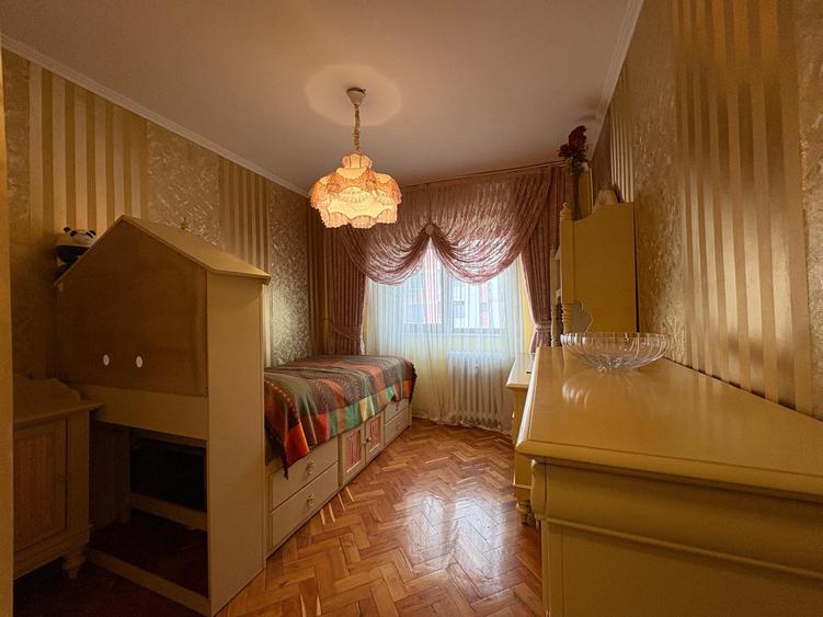 Apartament cu 4 camere de vanzare in zona Mosilor - Eminescu