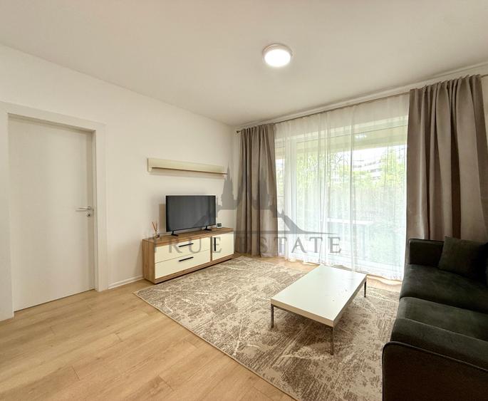 Studio dublu cu gradina in ansamblu cu piscina exterioara